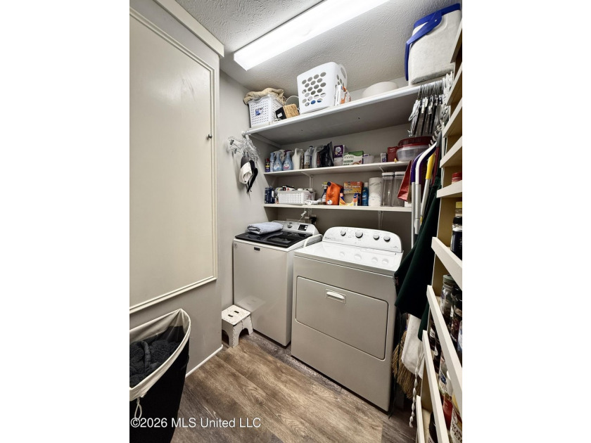 Adorable and meticulously maintained 3 bedroom 2 full bathroom - photo 13