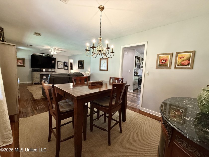 Adorable and meticulously maintained 3 bedroom 2 full bathroom - photo 16