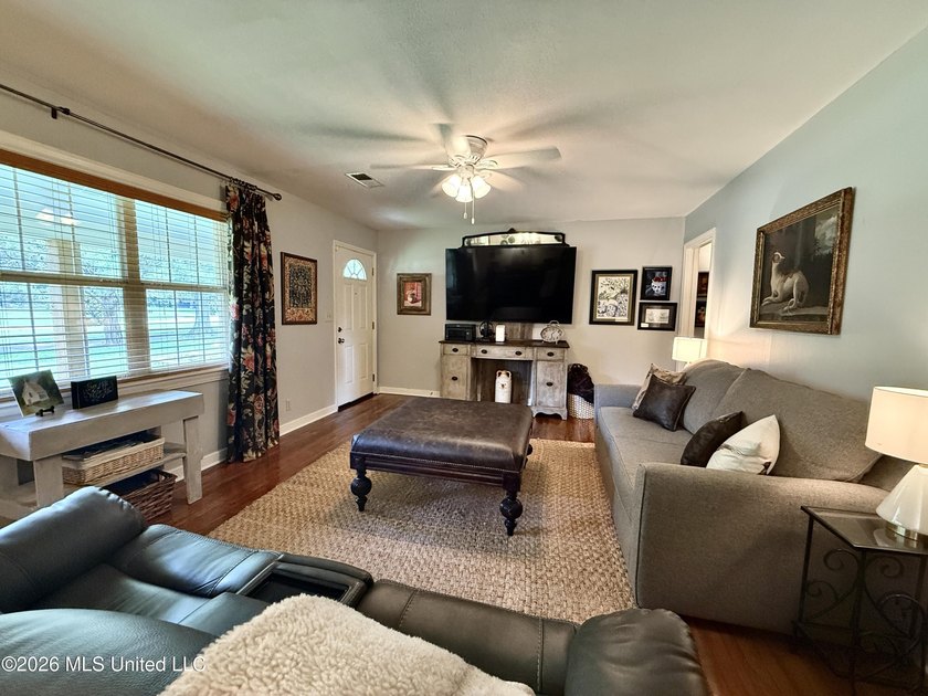 Adorable and meticulously maintained 3 bedroom 2 full bathroom - photo 18