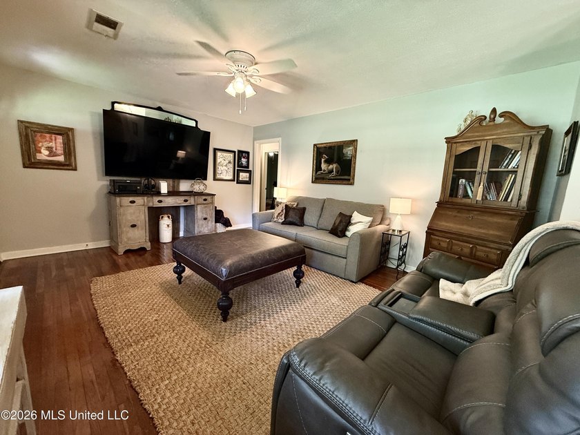Adorable and meticulously maintained 3 bedroom 2 full bathroom - photo 19