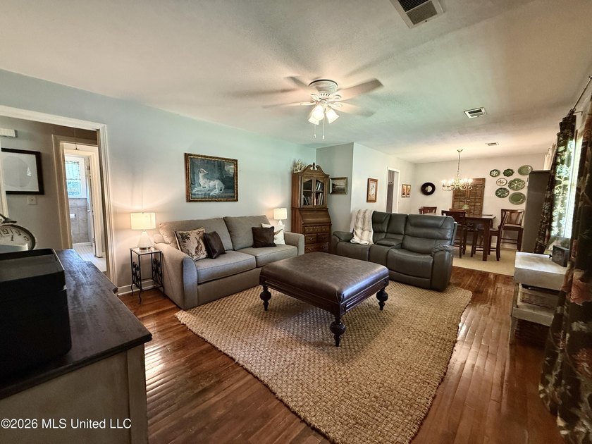 Adorable and meticulously maintained 3 bedroom 2 full bathroom - photo 20