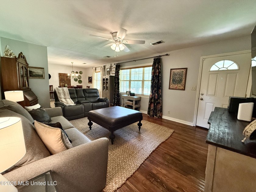 Adorable and meticulously maintained 3 bedroom 2 full bathroom - photo 21