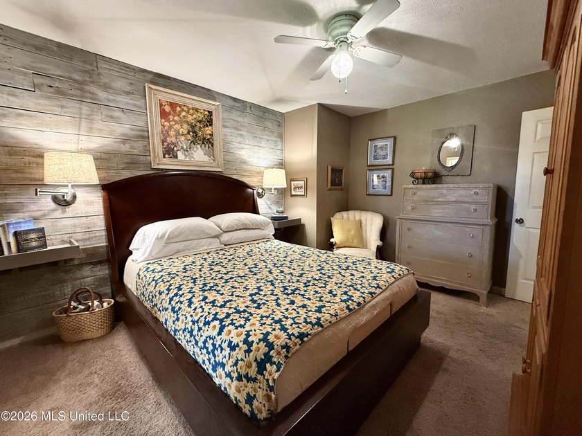 Adorable and meticulously maintained 3 bedroom 2 full bathroom - photo 23