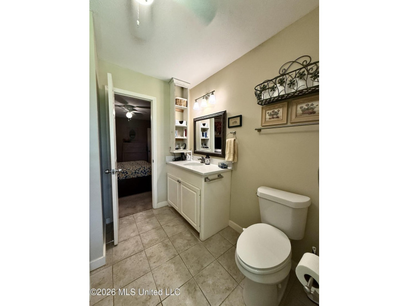 Adorable and meticulously maintained 3 bedroom 2 full bathroom - photo 26