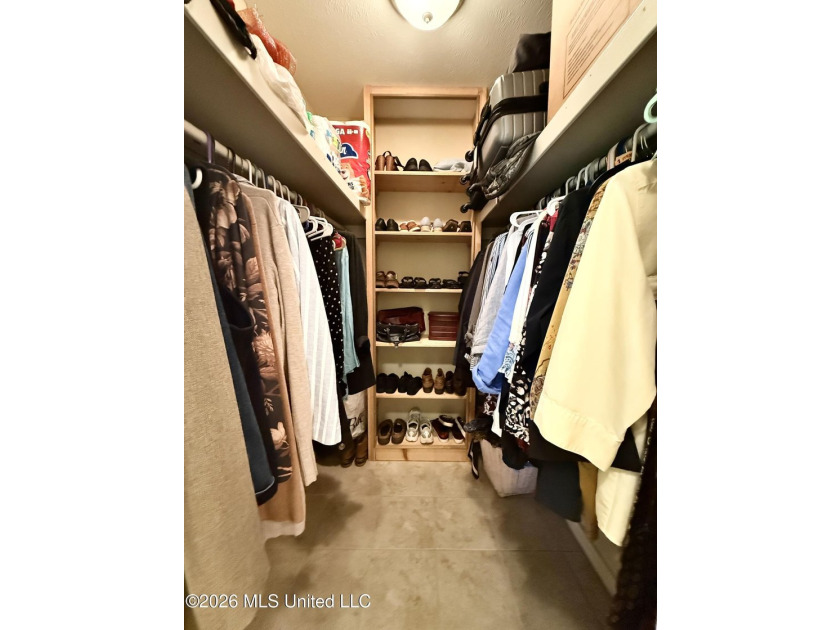 Adorable and meticulously maintained 3 bedroom 2 full bathroom - photo 28