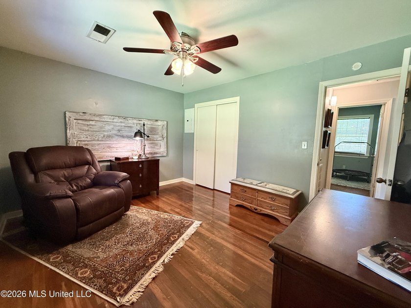 Adorable and meticulously maintained 3 bedroom 2 full bathroom - photo 30