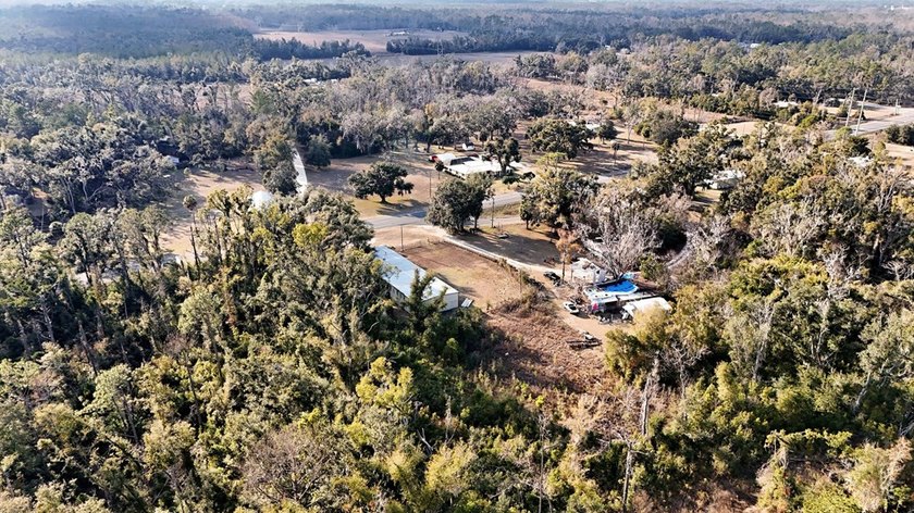 It's rare to find a commercial site this close to town that's - photo 10