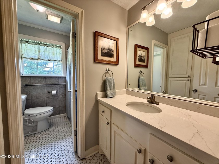 Adorable and meticulously maintained 3 bedroom 2 full bathroom - photo 31