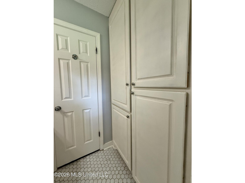 Adorable and meticulously maintained 3 bedroom 2 full bathroom - photo 33