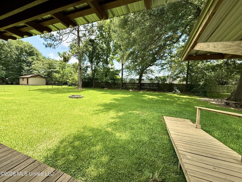 Adorable and meticulously maintained 3 bedroom 2 full bathroom - photo 35