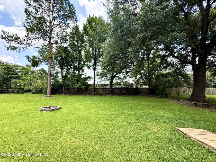 Adorable and meticulously maintained 3 bedroom 2 full bathroom - photo 37