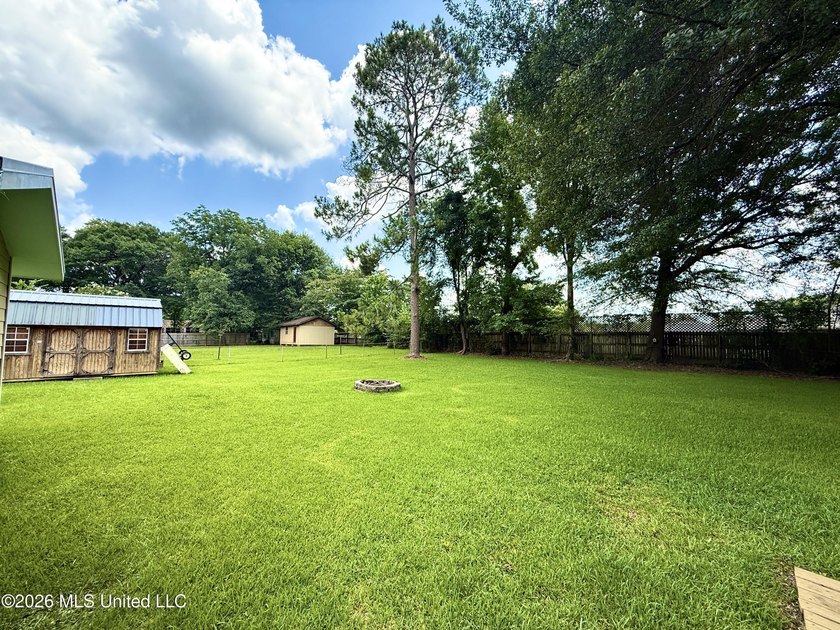 Adorable and meticulously maintained 3 bedroom 2 full bathroom - photo 38