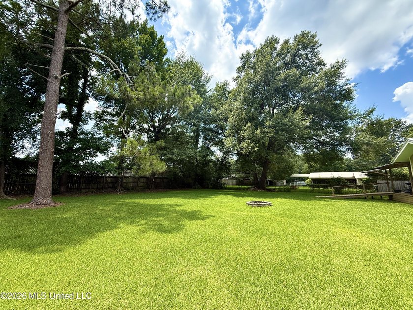 Adorable and meticulously maintained 3 bedroom 2 full bathroom - photo 39