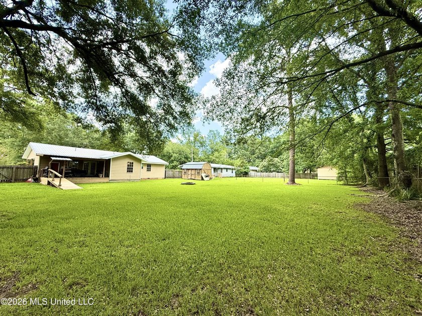 Adorable and meticulously maintained 3 bedroom 2 full bathroom - photo 40