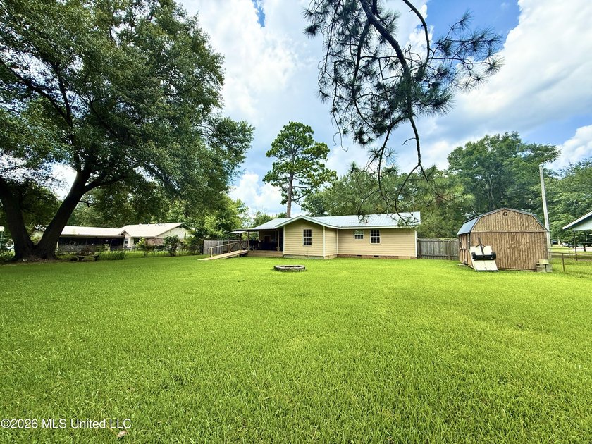 Adorable and meticulously maintained 3 bedroom 2 full bathroom - photo 41