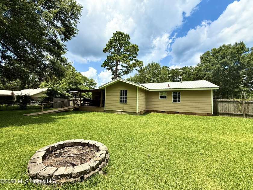 Adorable and meticulously maintained 3 bedroom 2 full bathroom - photo 42