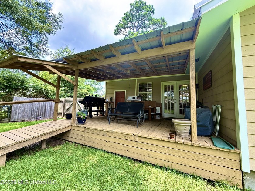 Adorable and meticulously maintained 3 bedroom 2 full bathroom - photo 43