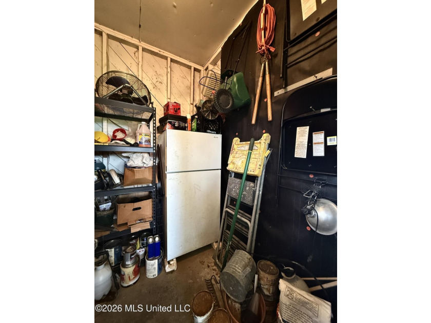 Adorable and meticulously maintained 3 bedroom 2 full bathroom - photo 44