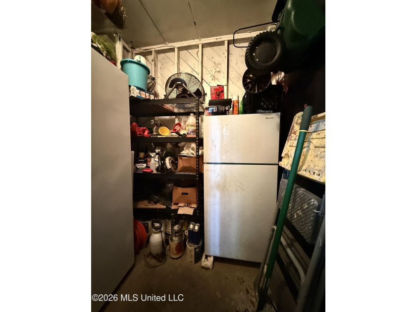 Adorable and meticulously maintained 3 bedroom 2 full bathroom - photo 45