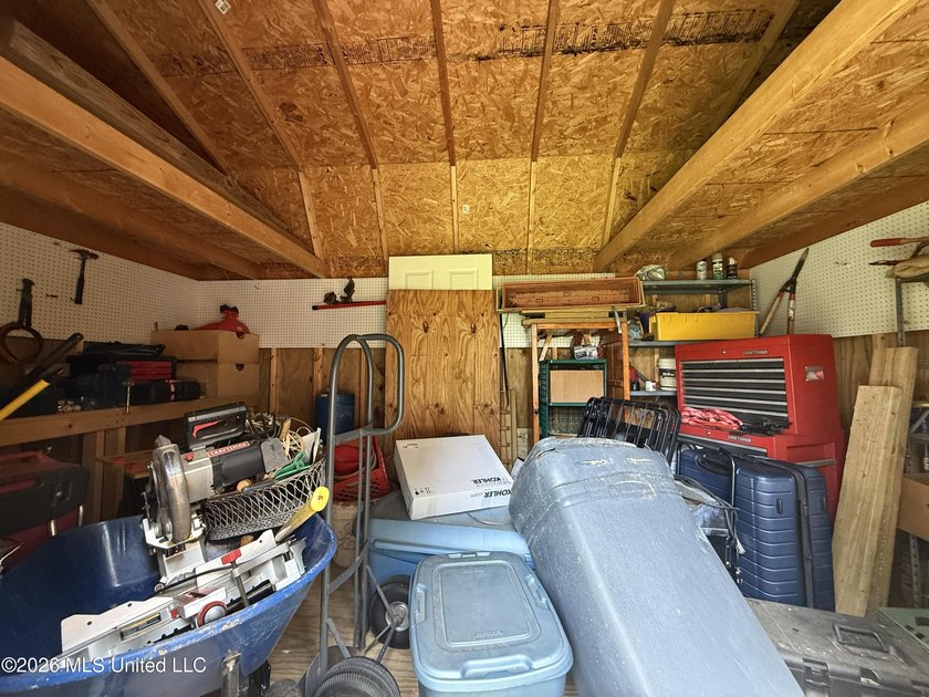 Adorable and meticulously maintained 3 bedroom 2 full bathroom - photo 47