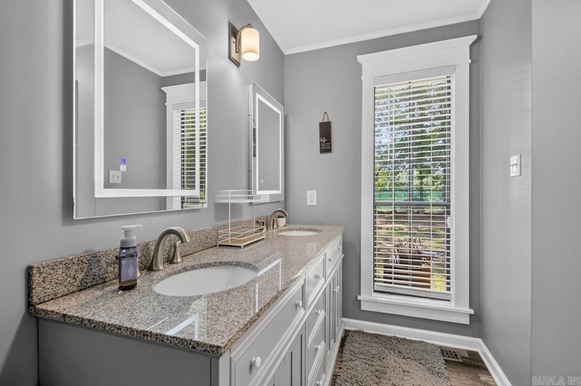 Welcome home to this beautifully updated 3 bedroom, 2 bath - photo 14