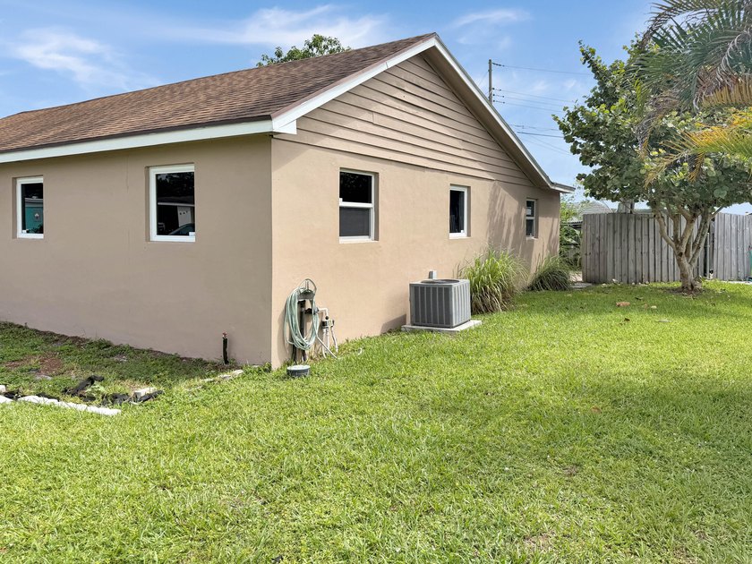 752 Orchid Dr is a 1-story Royal Palm Beach home, gives an open - photo 5