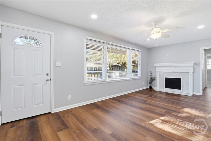 This charming home shines with new carpet, new LVP flooring, and - photo 4