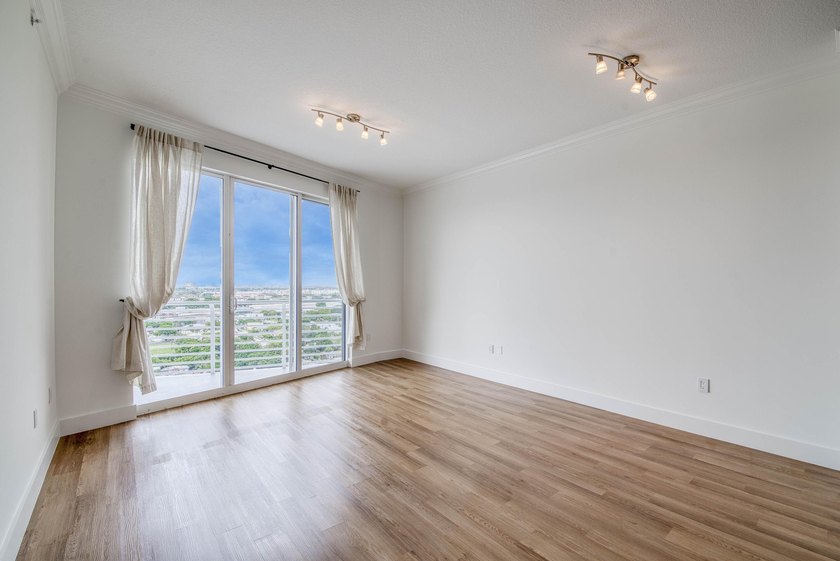 Beautifully updated corner-unit penthouse just steps to the - photo 11