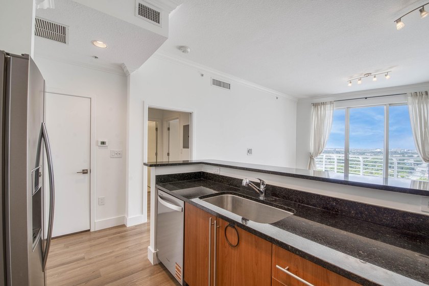 Beautifully updated corner-unit penthouse just steps to the - photo 17