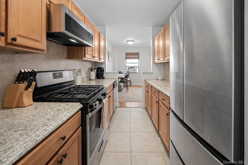 Welcome home to this beautifully maintained apartment in the - photo 3