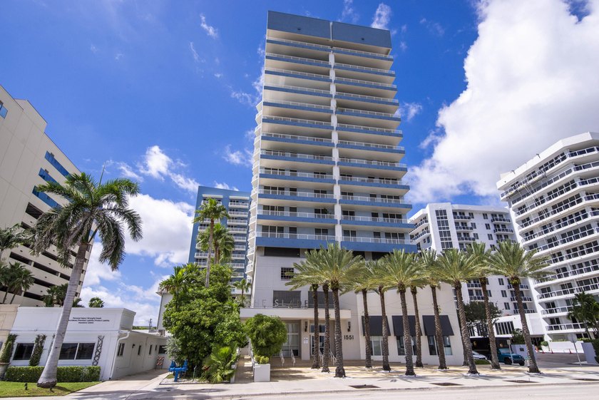 Beautifully updated corner-unit penthouse just steps to the - photo 30