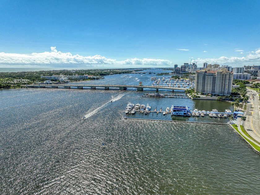 Beautifully updated corner-unit penthouse just steps to the - photo 32