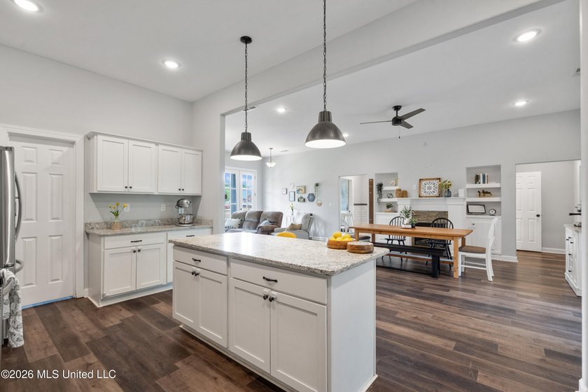 Country living at its best! This beautiful farmhouse-style home - photo 5