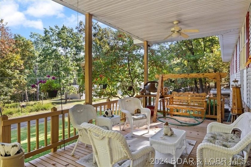 Four connected lots, nearly 2,900 square feet, three full baths - photo 30