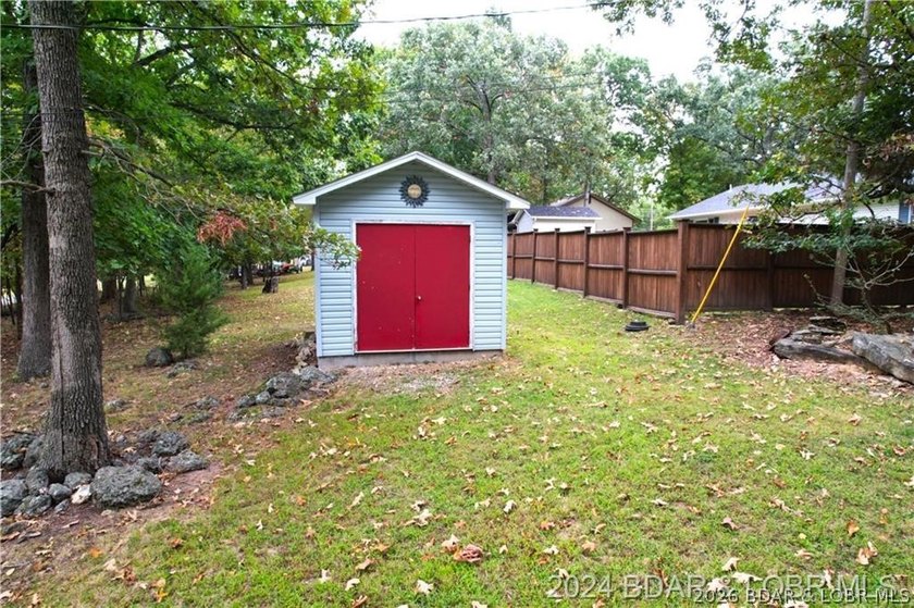 Four connected lots, nearly 2,900 square feet, three full baths - photo 35