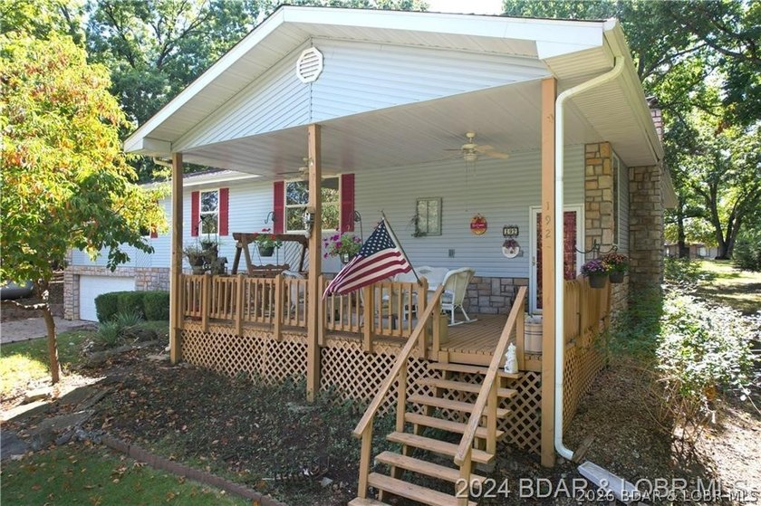 Four connected lots, nearly 2,900 square feet, three full baths - photo 38