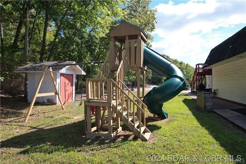 Four connected lots, nearly 2,900 square feet, three full baths - photo 41