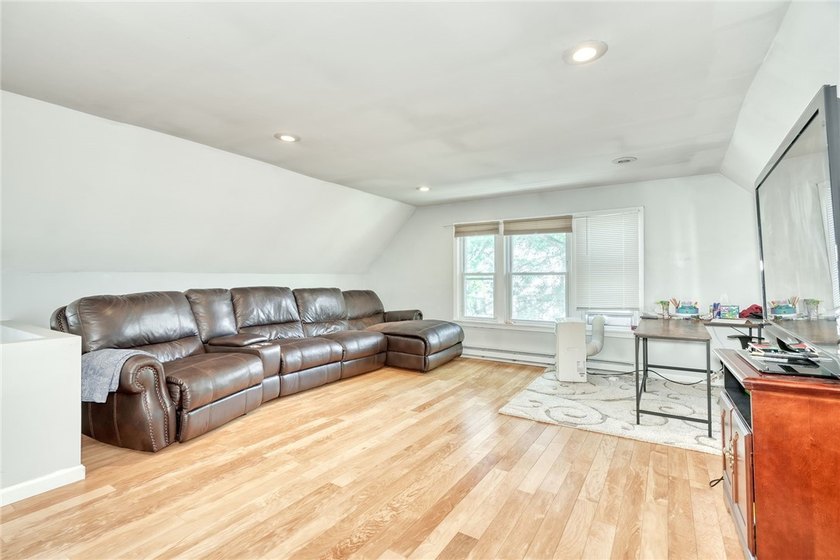 Welcome to 10 Menlo Place! Nestled on one of Rochester's most - photo 35