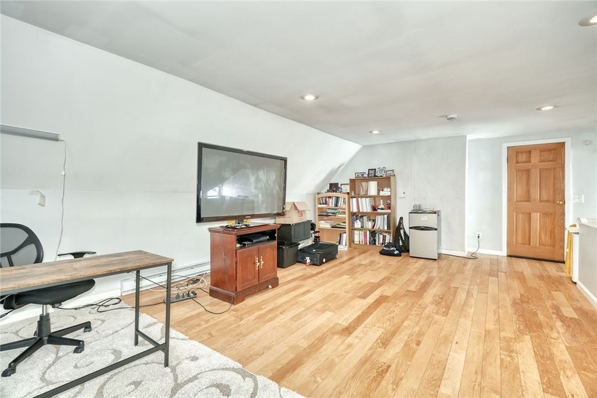 Welcome to 10 Menlo Place! Nestled on one of Rochester's most - photo 36