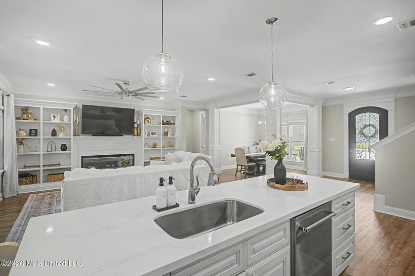 Spacious and beautifully designed 5BR/3BA home in The Enclave at - photo 8