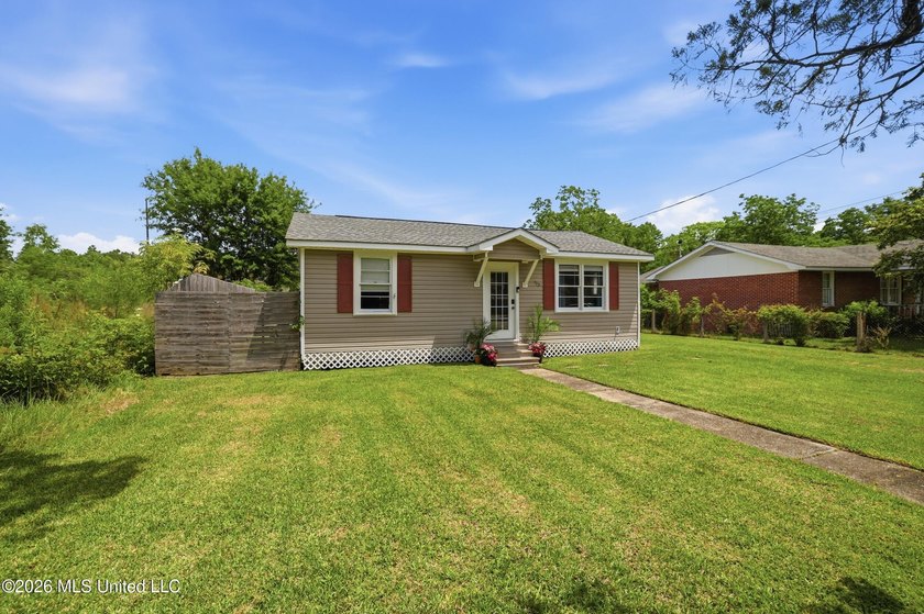 This charming, affordable two bedroom cottage brings easy living - photo 2