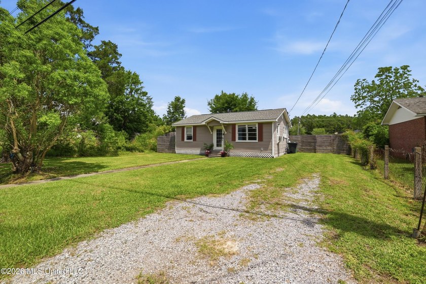 This charming, affordable two bedroom cottage brings easy living - photo 4