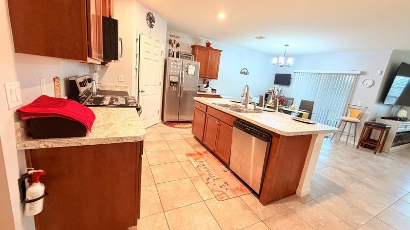Welcome to this very well kept four-bedroom, two-bathroom - photo 4