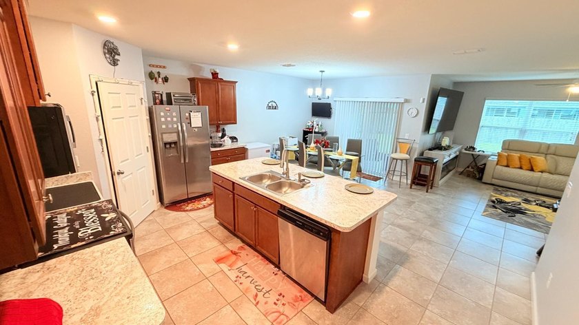 Welcome to this very well kept four-bedroom, two-bathroom - photo 5