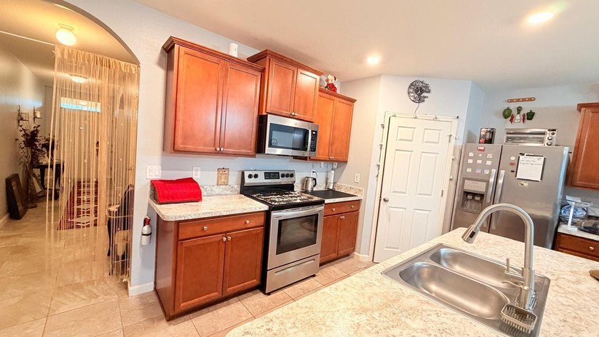 Welcome to this very well kept four-bedroom, two-bathroom - photo 6