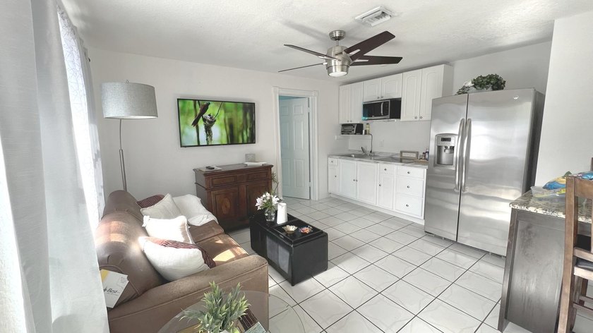 Welcome to this waterfront single-story residence in the Kenwood - photo 5