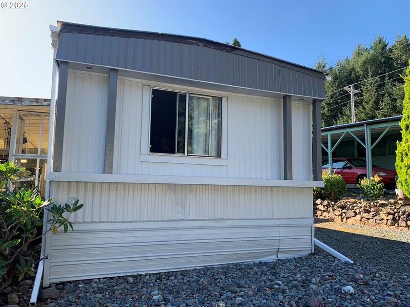 This bright and cheery 2/2 located up the Chetco River above the - photo 19