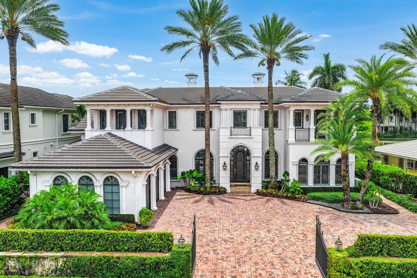 Nestled along the widest canal in Royal Palm Yacht &amp; Country - photo 2