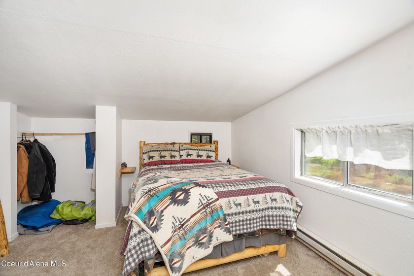 Tucked away near beautiful Priest Lake, this darling and - photo 13