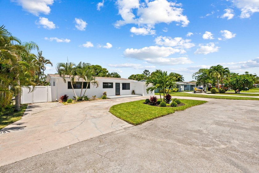 Welcome to this beautifully updated 3-bedroom, 2-bath residence - photo 23